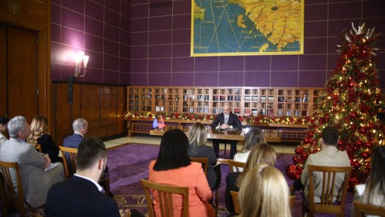 Shpërblime për fundvitin edhe për administratën jashtë zyrave, ja kategoritë që do të përfitojnë